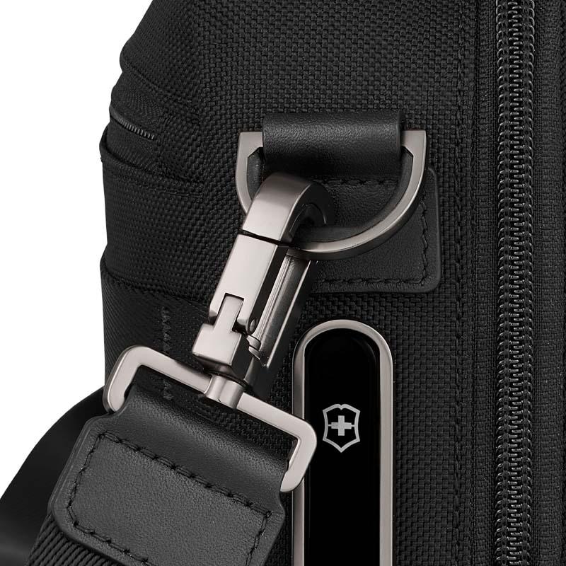 ビクトリノックス VICTORINOX 公式 ミシック コンパクトクロスボディバッグ ブラック 正規品 ショルダーバッグ 斜めがけバッグ メンズの画像