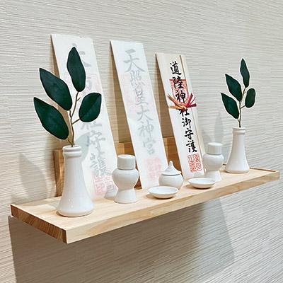 壁掛け式 神棚セット 神具付き 造花榊 榊立て 皿 瓶子 水玉 シンプル