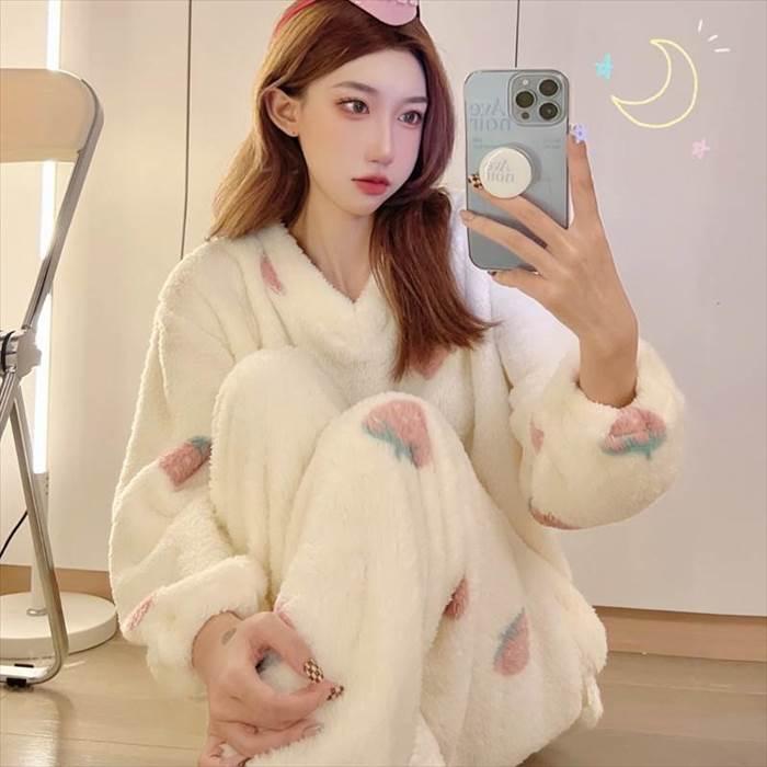 ふんわりパジャマ 上下セット レディースナイトウエア イチゴ柄 Vネック 白地 総柄 袖口ゴム入り プルオーバー 柔らか素材 ストロベリー フルーツモチーフ | 