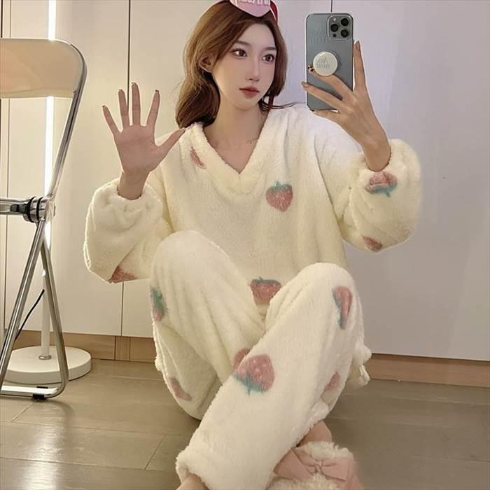 ふんわりパジャマ 上下セット レディースナイトウエア イチゴ柄 Vネック 白地 総柄 袖口ゴム入り プルオーバー 柔らか素材 ストロベリー フルーツモチーフ |  | 01