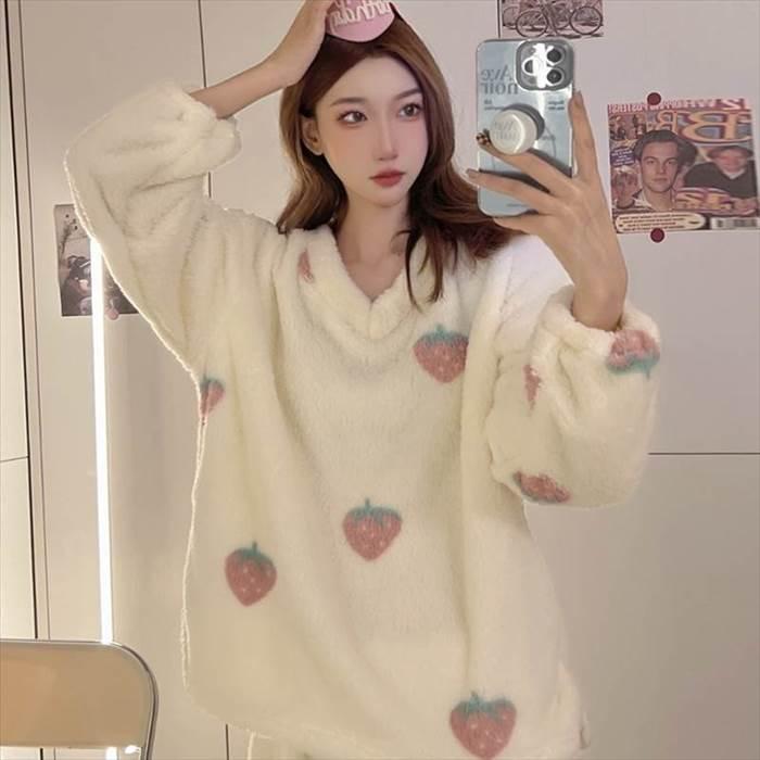 ふんわりパジャマ 上下セット レディースナイトウエア イチゴ柄 Vネック 白地 総柄 袖口ゴム入り プルオーバー 柔らか素材 ストロベリー フルーツモチーフ |  | 02