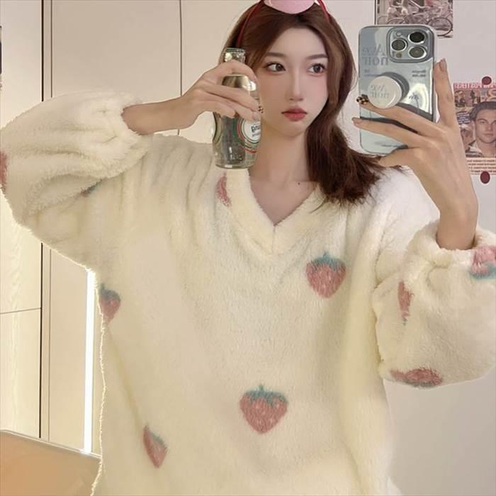 ふんわりパジャマ 上下セット レディースナイトウエア イチゴ柄 Vネック 白地 総柄 袖口ゴム入り プルオーバー 柔らか素材 ストロベリー フルーツモチーフ |  | 03