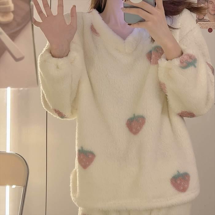 ふんわりパジャマ 上下セット レディースナイトウエア イチゴ柄 Vネック 白地 総柄 袖口ゴム入り プルオーバー 柔らか素材 ストロベリー フルーツモチーフ |  | 05