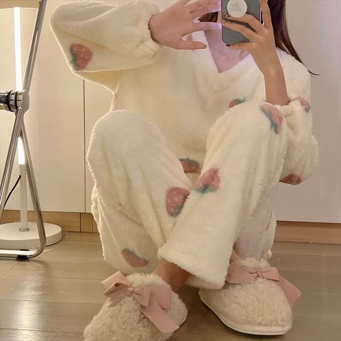 ふんわりパジャマ 上下セット レディースナイトウエア イチゴ柄 Vネック 白地 総柄 袖口ゴム入り プルオーバー 柔らか素材 ストロベリー フルーツモチーフ |  | 06