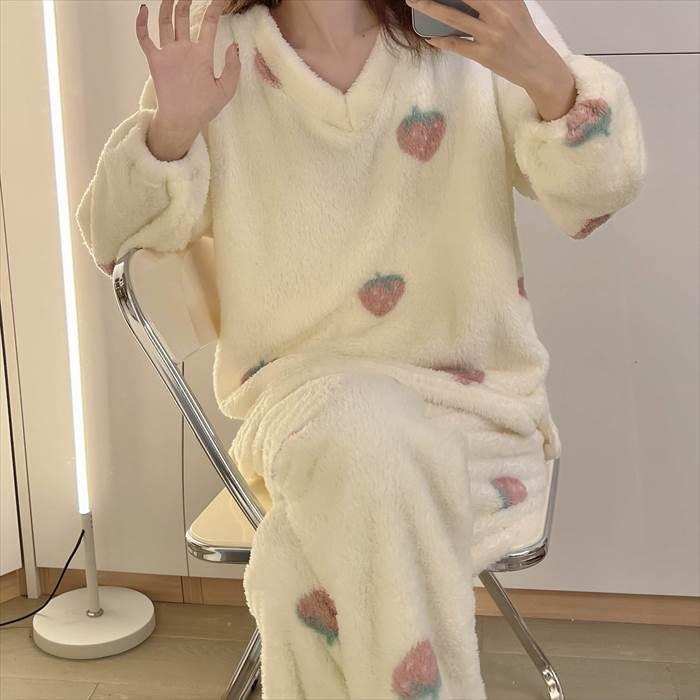 ふんわりパジャマ 上下セット レディースナイトウエア イチゴ柄 Vネック 白地 総柄 袖口ゴム入り プルオーバー 柔らか素材 ストロベリー フルーツモチーフ |  | 07