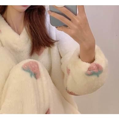 ふんわりパジャマ 上下セット レディースナイトウエア イチゴ柄 Vネック 白地 総柄 袖口ゴム入り プルオーバー 柔らか素材 ストロベリー フルーツモチーフ |  | 08