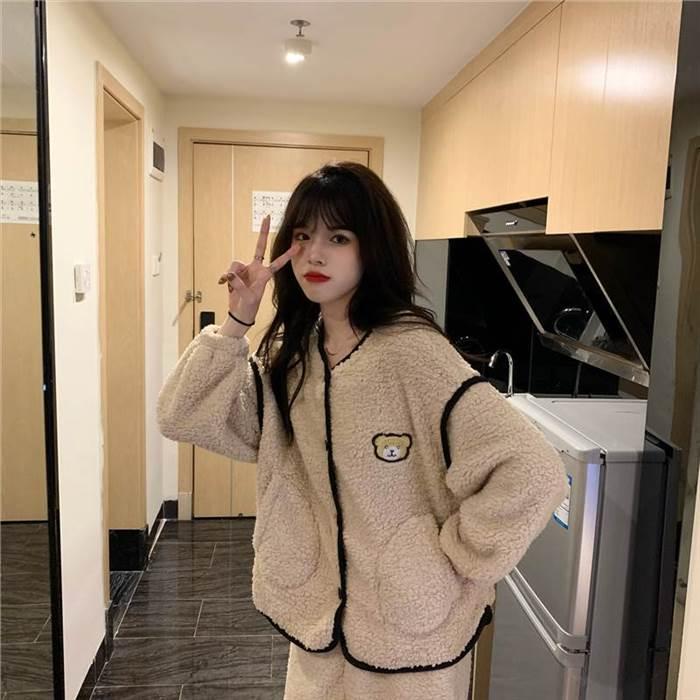 レディースパジャマ 上下セット クマワンポイント 長袖 襟なし 前ボタン 前開き Vネック ポケット付き ベージュ 茶系 パフスリーブ ゆったり 柔らか素材 |  | 15