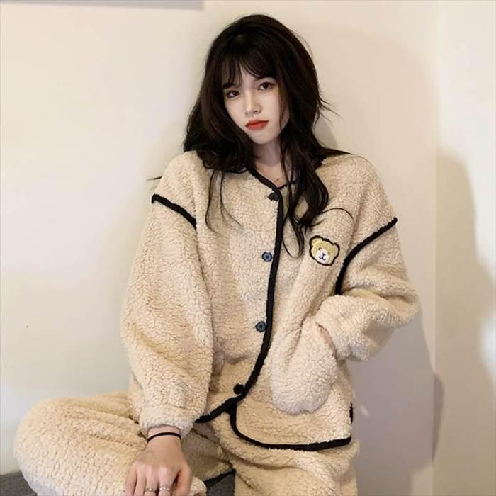 レディースパジャマ 上下セット クマワンポイント 長袖 襟なし 前ボタン 前開き Vネック ポケット付き ベージュ 茶系 パフスリーブ ゆったり 柔らか素材 |  | 01