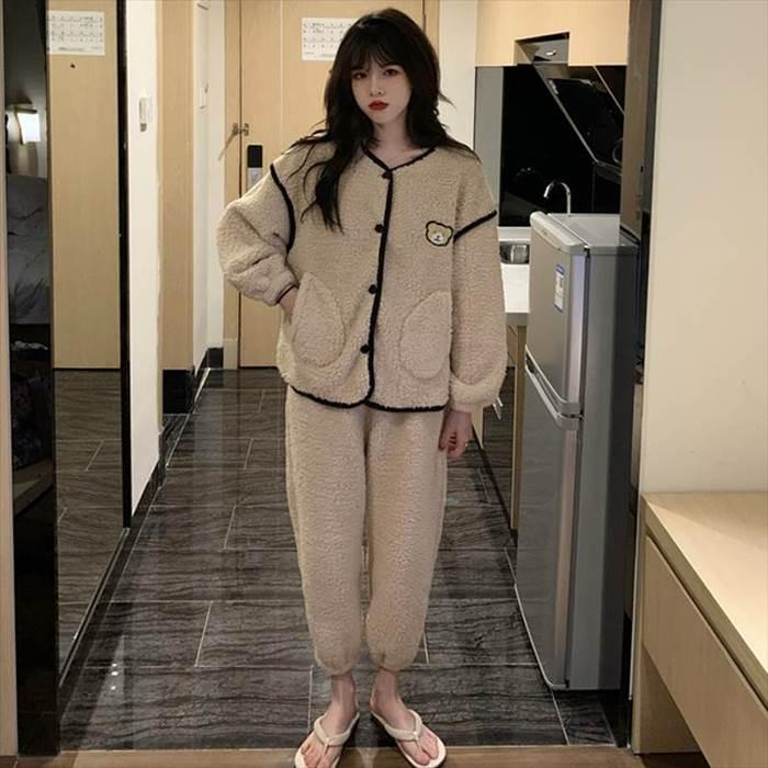 レディースパジャマ 上下セット クマワンポイント 長袖 襟なし 前ボタン 前開き Vネック ポケット付き ベージュ 茶系 パフスリーブ ゆったり 柔らか素材 |  | 02