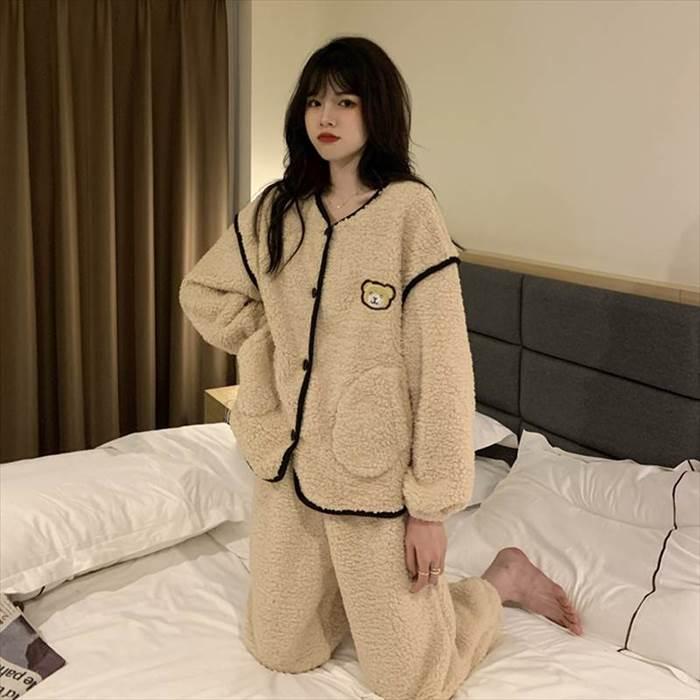 レディースパジャマ 上下セット クマワンポイント 長袖 襟なし 前ボタン 前開き Vネック ポケット付き ベージュ 茶系 パフスリーブ ゆったり 柔らか素材 |  | 03