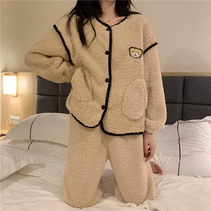 レディースパジャマ 上下セット クマワンポイント 長袖 襟なし 前ボタン 前開き Vネック ポケット付き ベージュ 茶系 パフスリーブ ゆったり 柔らか素材 |  | 07