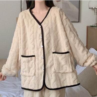 シンプルパジャマ レディース 長袖 襟なし 上下セット Vネック ナイトウエア 前ボタン 前開き ライン入り ナチュラル ポケット付き 大きめサイズ |  | 10