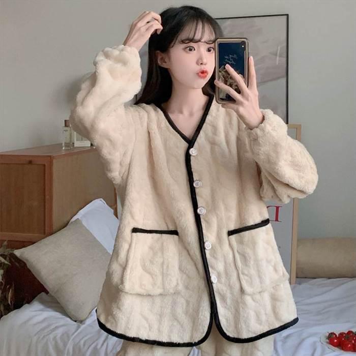 シンプルパジャマ レディース 長袖 襟なし 上下セット Vネック ナイトウエア 前ボタン 前開き ライン入り ナチュラル ポケット付き 大きめサイズ |  | 01