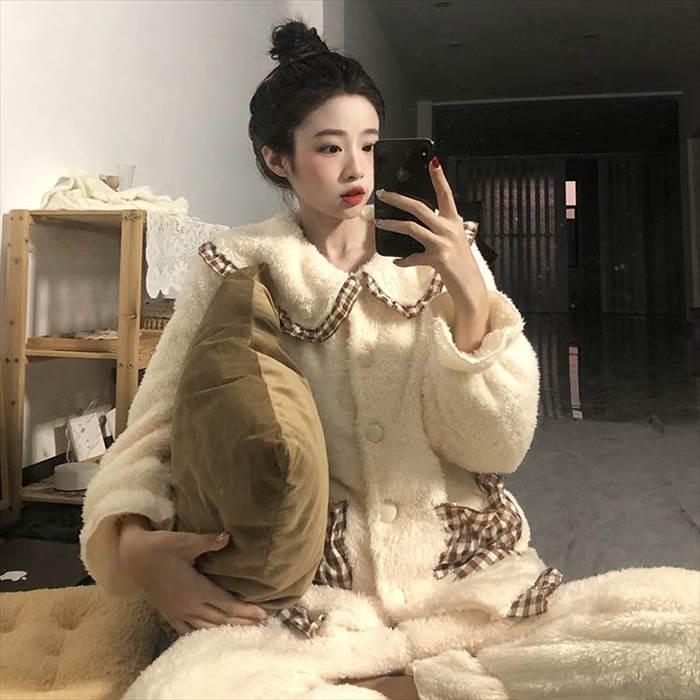 大きめ襟パジャマ レディースナイトウエア 前ボタン ポケット付き 襟縁取り 部分チェック柄 シンプル 裾チェック柄 キャンディースリーブ 前開き |  | 01