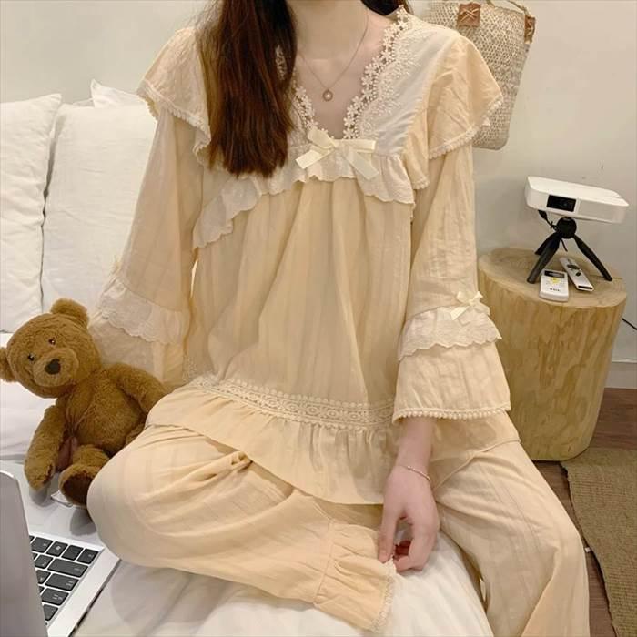 ルームウェア レディース セットアップ 部屋着 寝巻き ナイトウェア 袖あり 長袖 Vネック 襟なし ワイド ギャザー レース フリル リボン 上下セット ふんわり |  | 01