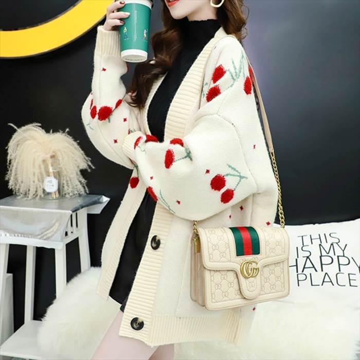 トップス レディース ニット カーディガン ドロップショルダー ビッグシルエット 柄物 チェリー ボタン ポケット 4サイズ 3カラー 秋 冬 |  | 01