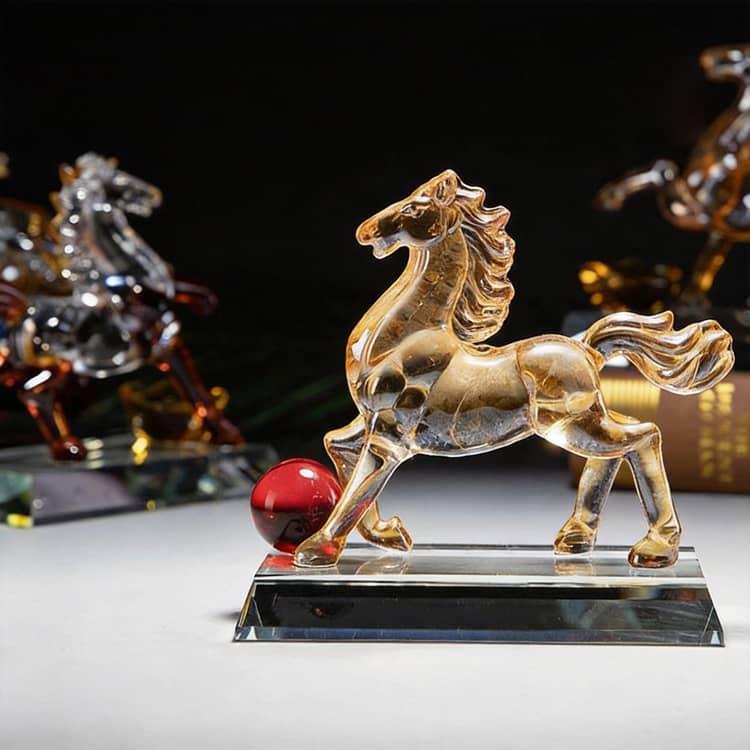 クリスタル 人工水晶ガラス 馬 精巧な彫刻 馬の置物 透明置物 2026年