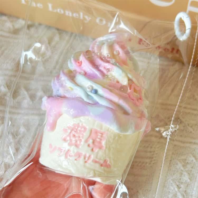 濃厚ソフトクリーム スクイーズ もちもち かわいい SNSで話題 おもちゃ