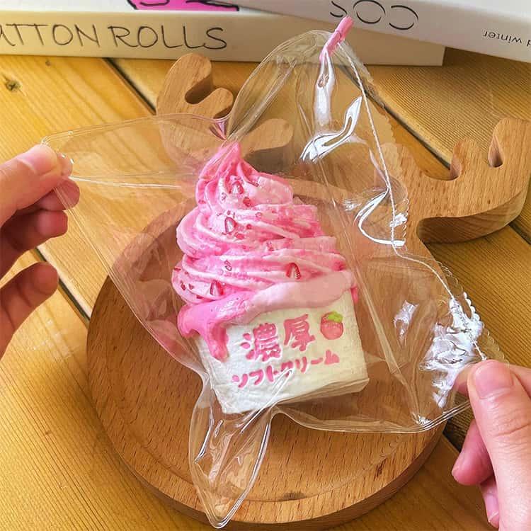 濃厚ソフトクリーム スクイーズ もちもち かわいい SNSで話題 おもちゃ