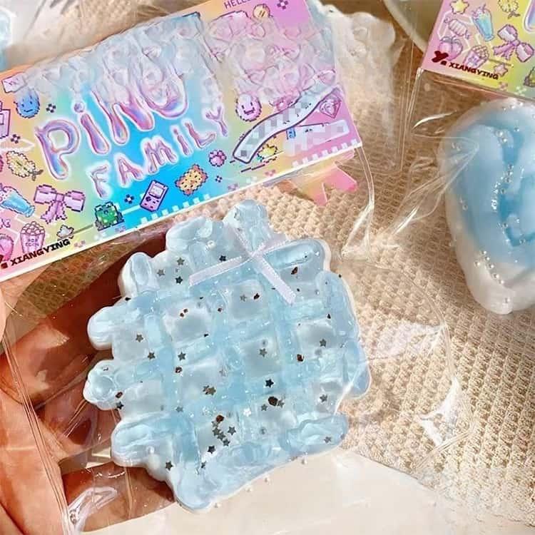 袋のまま ケースに入れたまま“むにっ”と楽しめる新感覚スクイーズ