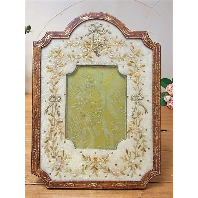 英国アンティーク　スマイソン　本革のフレーム、手刺繍が施された優美で上品　大きめのフォトフレーム　稀少