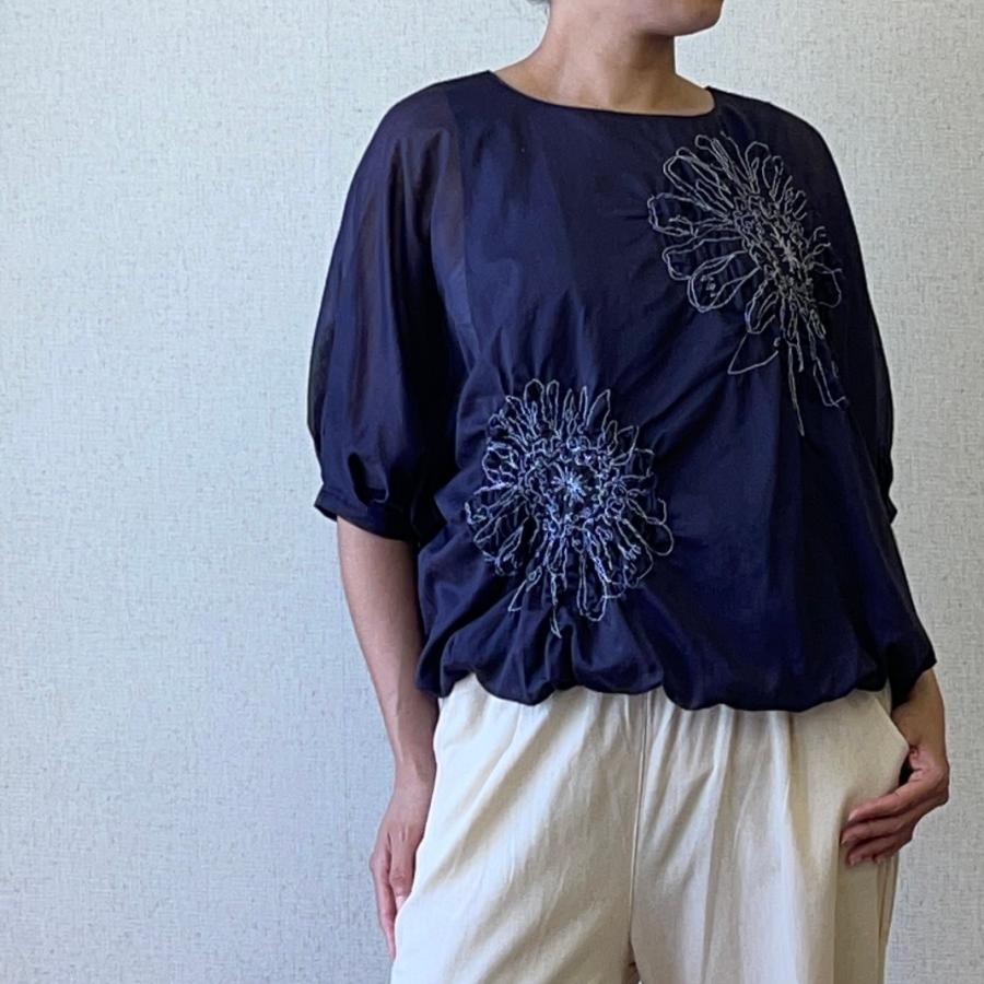 完売 ブラウス レディース トップス 夏 日本製 プルオーバー 5分袖 立体的な刺繍が上品な シャツ ベージュ グレー Yosi Yosi by pj ヨシヨシ バイ |  | 04