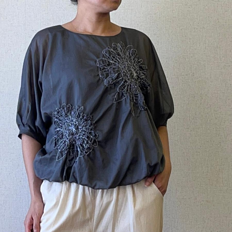 完売 ブラウス レディース トップス 夏 日本製 プルオーバー 5分袖 立体的な刺繍が上品な シャツ ベージュ グレー Yosi Yosi by pj ヨシヨシ バイ |  | 03
