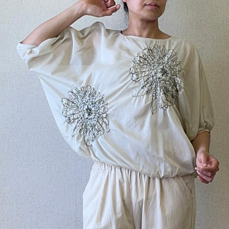 完売 ブラウス レディース トップス 夏 日本製 プルオーバー 5分袖 立体的な刺繍が上品な シャツ ベージュ グレー Yosi Yosi by pj ヨシヨシ バイ |  | 02