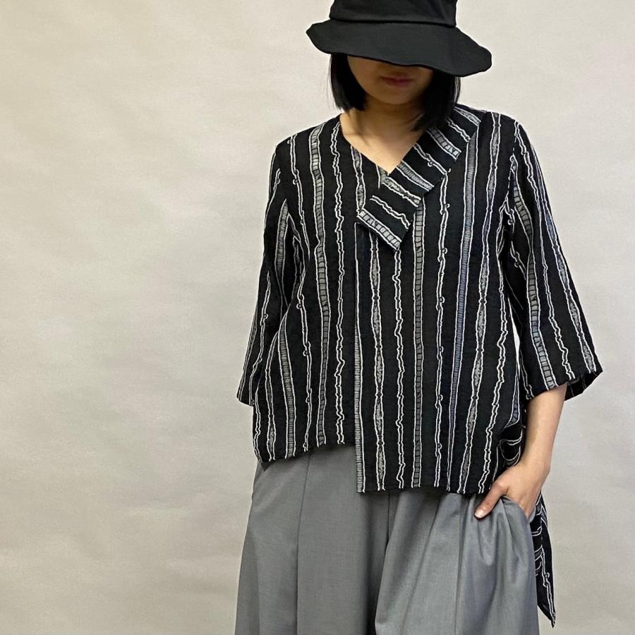 ランダムストライプ ジャガード Vネック シャツ 半袖 レディース トップス 春 夏 ヨシヨシ Yoshi Yoshi by pj |  | 01