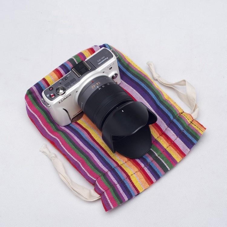 人気新品入荷 カメラアクセサリー 巾着型で使いやすい おしゃれでかわいいマルチポーチ カメラポーチ 巾着 ボーダー柄 カメラケース ミラーレス レンズポーチ デジカメ 耐衝撃 全7色 06 A Www Threeriversofs Com