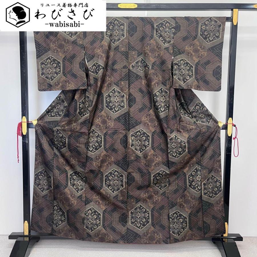 本場大島紬 一元 5マルキ 亀甲に華柄模様 K-4054 : リユース着物  