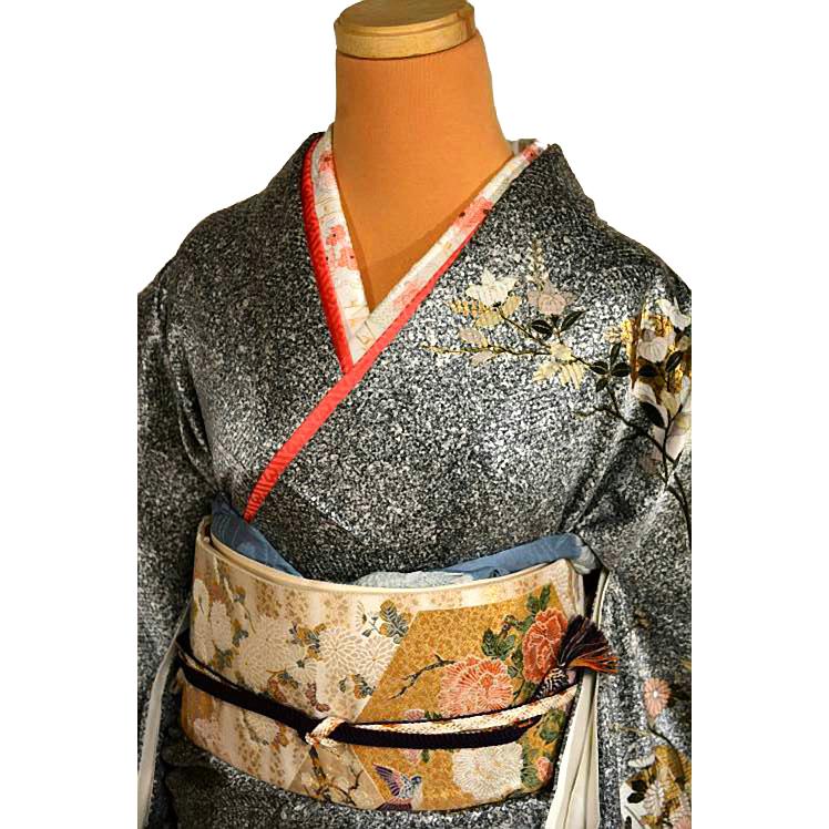正絹 金駒刺繡 着物 染一つ紋“笠松に擬態、花や宝、鶴を映す演出