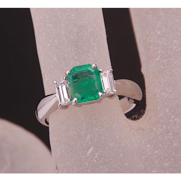 質屋出品》Pt900☆天然エメラルド0.92ct+ダイアモンドリング☆C-5779  