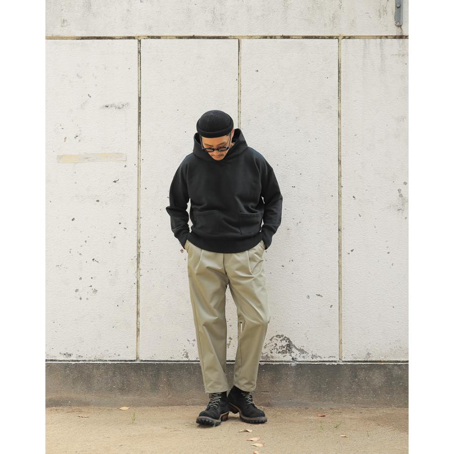 UNIVERSAL OVERALL TUCK TAPERED PANTS