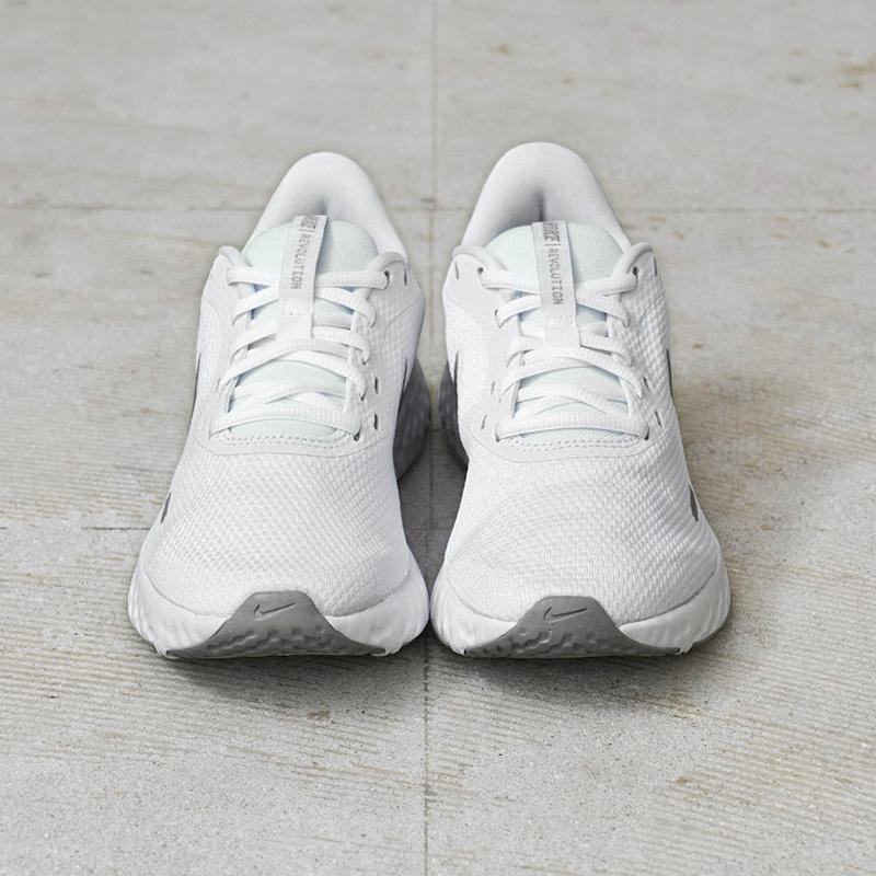 NIKE 新品 ナイキ社製 スポーツシューズ レボリューション5 NIKE 新品 ナイキ社製 スポーツシューズ レボリューション5