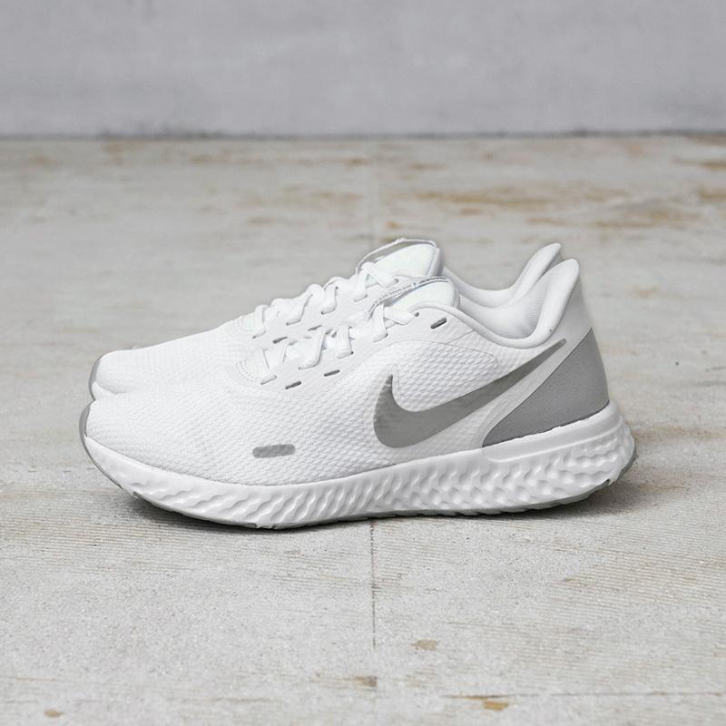 NIKE 新品 ナイキ社製 スポーツシューズ レボリューション5 NIKE 新品 ナイキ社製 スポーツシューズ レボリューション5