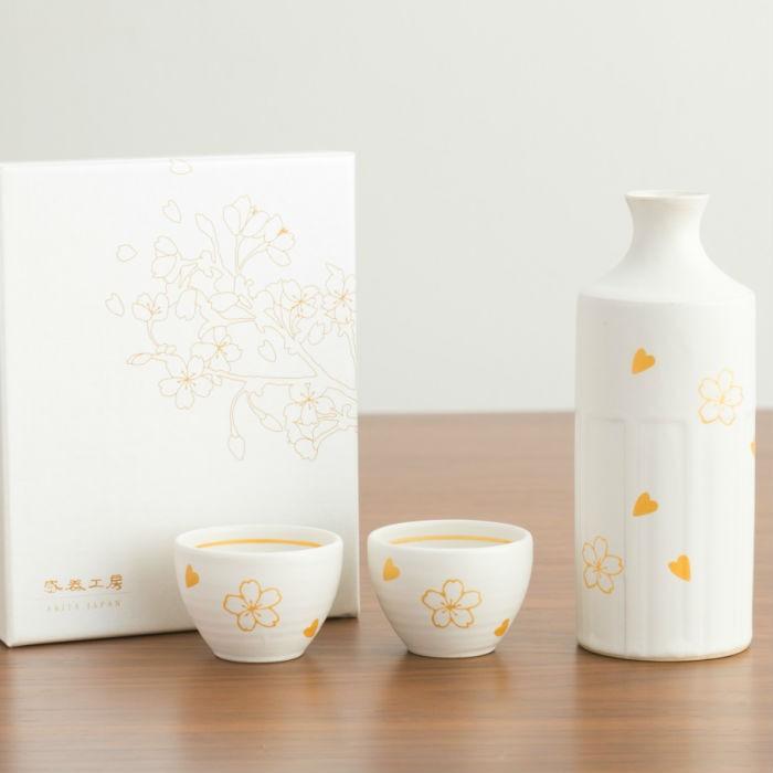 波佐見焼 ギフトbox入 綿釉金彩桜 酒器セット 徳利 1 盃 2 有田焼 日本酒 ぐい 敬老の日 ゴールド ギフト ブライダル 結婚祝 内祝 桜 花見 Arita Waitea Kobe ヤフーshop 通販 Yahoo ショッピング