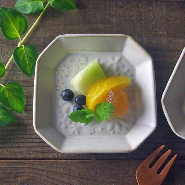 八角形の花柄皿 紫とクリーム色　陶楽1013 八角形の花柄皿 紫とクリーム色 陶楽1013