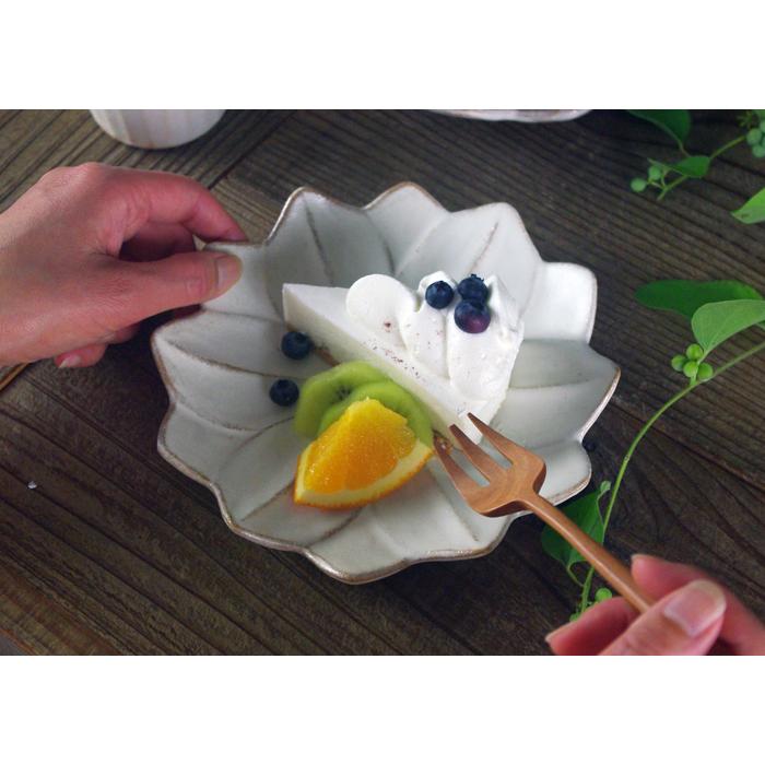 ユリのお皿 / kinari】 益子焼 副菜皿 デザート皿 おしゃれ 花皿