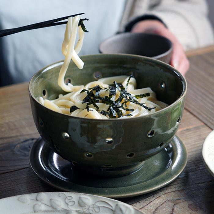 「陶器製パンチングボール」南欧物？茶色の軽い陶器製の水切り穴付き食器 益子焼のザル グレー （プレートつき）穴あきボウル 水切りボウル 陶器