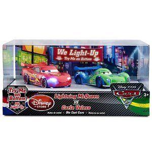 ディズニー / Pixar CARS 2 Exclusive 148 ライト アップ Die Cast 2Pack Lightning McQueen vs Carla Ve