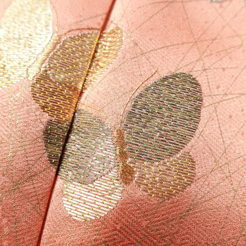 中古 付け下げ 良品 綸子 正絹 蝶・昆虫柄 袷仕立て 身丈160.5cm 裄丈64.5cm 刺繍 金糸 金彩 蝶 ピンク_5
