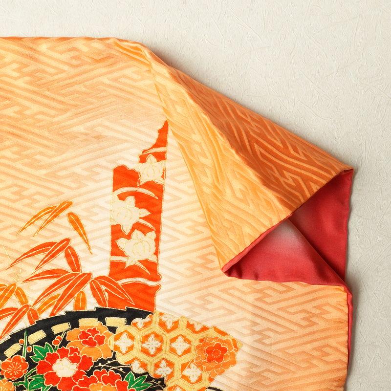 おまとめ価格　　飛鶴地模様　正絹　振袖　綸子生地　金駒刺繍　漆黒と白紗の世界　お祝い 中古 振袖 良品 金駒刺繍 綸子 正絹 古典柄 袷仕立て 身丈158.5cm 裄丈