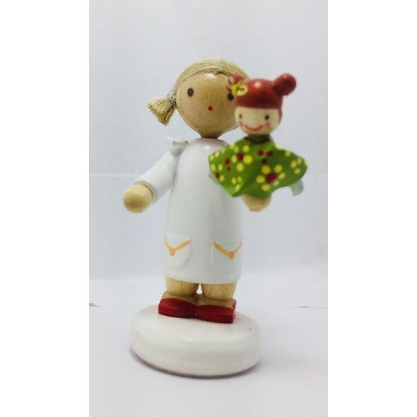 女の子と赤ちゃん人形