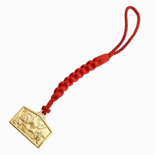 開運 招福 18金製 K18 3g 干支 寅 タイガー 絵馬根付 : ジュエリー