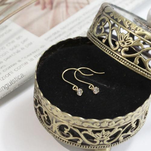 小さく可愛いサイズが魅力 18金 K18 ダイヤモンドピアス フック式