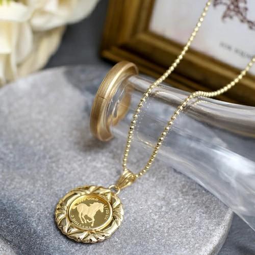 シンガポール 花のコイン カットアウト ペンダントトップ 金鍍金仕上