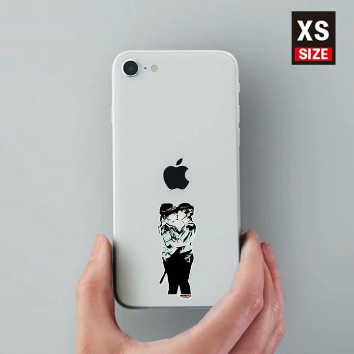 ステッカー 車 かっこいい ブランド おしゃれ スマホ バンクシー Kissing Girl Cops 004 Xl クリア Bnk 004 Xl ワッペン 雑貨通販ワッペンストア 通販 Yahoo ショッピング