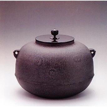 茶器｜茶道具｜　炉釜　平丸唐松　｜菊地政光作　鉄製　紙箱入り【高岡銅器　置物}】