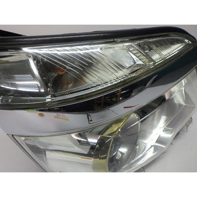 70 ヴォクシー 後期 右ヘッドライト HID ZRR70/75 28-226 N 81145 